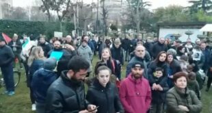 Shumë protestues qëndruar para ambasadës së Rusisë, në Tiranë, në shenjë solidariteti me Ukrainën