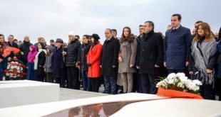 Aktivistë të Vetëvendosjes bënë homazhe dhe vendosën lule në Kompleksin Memorial, “Adem Jashari”, në Prekaz