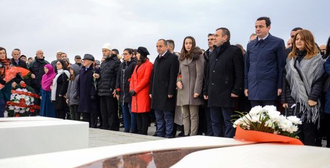 Aktivistë të Vetëvendosjes bënë homazhe dhe vendosën lule në Kompleksin Memorial, “Adem Jashari”, në Prekaz