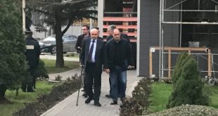 Kreu i LDK-së, Isa Mustafa shkon në seli të partisë pas deklarimeve kundëthënëse të Agim Veliu dhe Vjosa Osmani