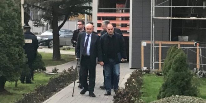 Kreu i LDK-së, Isa Mustafa shkon në seli të partisë pas deklarimeve kundëthënëse të Agim Veliu dhe Vjosa Osmani