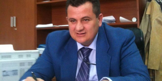 Ramë Vataj, rektor i Universitetit Publik të Prizrenit ka ngritur kallëzim penal kundër Dëfrim Gashit