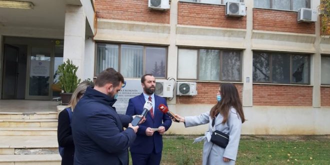 Hisorianët kërkojnë që kryeministri Hoti ta zbardh marrëveshjen me Manastirin për rrugën Deçan - Plavë