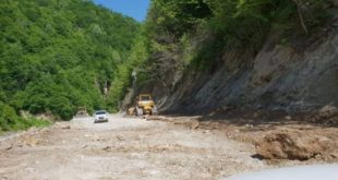 KFOR- i ka ndaluar punimet që janë duke u zhvilluar në rrugën pranë Manastirit të Deçanit, sipas urdhrit të Serbisë