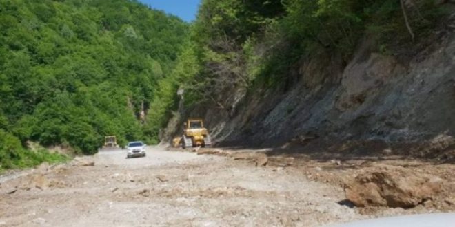 KFOR- i ka ndaluar punimet që janë duke u zhvilluar në rrugën pranë Manastirit të Deçanit, sipas urdhrit të Serbisë