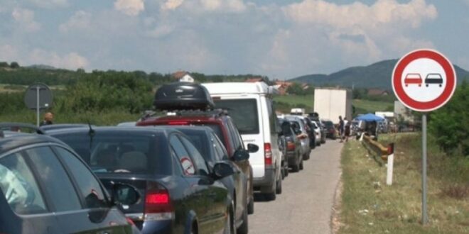 Mbi një orë duhet pritur për të hyrë në Kosovë në pikën e kalimit kufitar “Dheu i Bardhë”