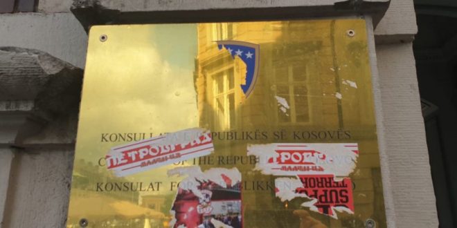 Në Kopenhagë është sulmuar dhe dëmtuar Konsullata e Kosovës dhe se është dëmtuar stema e shtetit