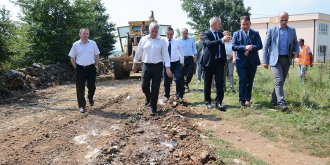 Ministri Lekaj inauguroi fillimin e punimeve në rrugën që e lidhë Përqevën me Sferrkën