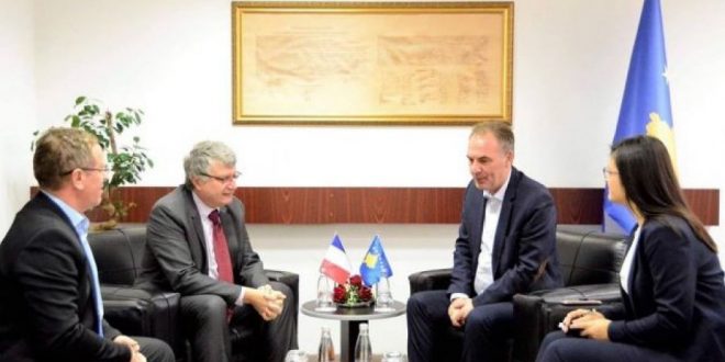 Zëvëndeskryeministri i vendit, Fatmir Limaj, ka pritur në takim ambasadorin e Francës në Kosovë, Didier Chabert