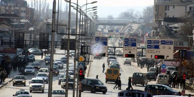 Policia e Kosovës po vazhdon të zbatojë vendimin për ndalimin e qarkullimit të veturave në Prishtinë
