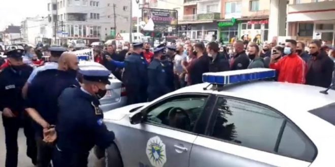 Ndërhynë Policia e Kosovës për t’i shpërndarë protestuesit që po kundërshtojnë reformat arsimore në Dardanë