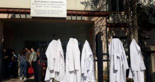 Specialistët stomatologë të papunë edhe sot kanë protestuar para Ministrisë së Shëndetësisë, ata kërkojnë punësimin e tyre