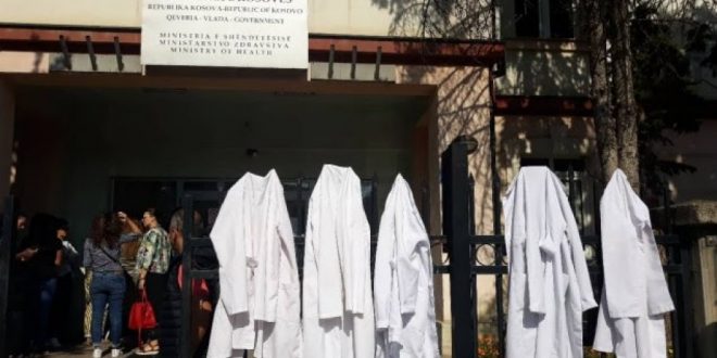 Specialistët stomatologë të papunë edhe sot kanë protestuar para Ministrisë së Shëndetësisë, ata kërkojnë punësimin e tyre