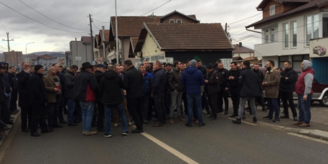 Mbi 100 persona kanë protestuar sot para Trepçës të shprehur pakënaqësinë e tyre me punësimet në këtë ndërmarrje