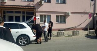 Punëtorët serbë që punojnë në objektin komunal në Lagjen e Boshnjakëve, po furnizohen me ushqime