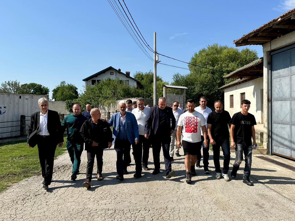 Kryetari Bashkim Ramosaj takon banorët e fshatit Baballoq