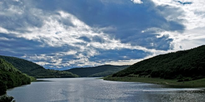 Kusari-Lila: Ndërtimet që po bëhen rreth Liqenit të Badovcit duhet të ndalen menjëherë, po shkatërrohen liqenet