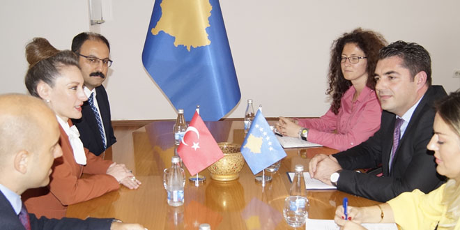 Ministri Bajram Hasani priti në takim ambasadoren turke Kivilxhim Kiliç