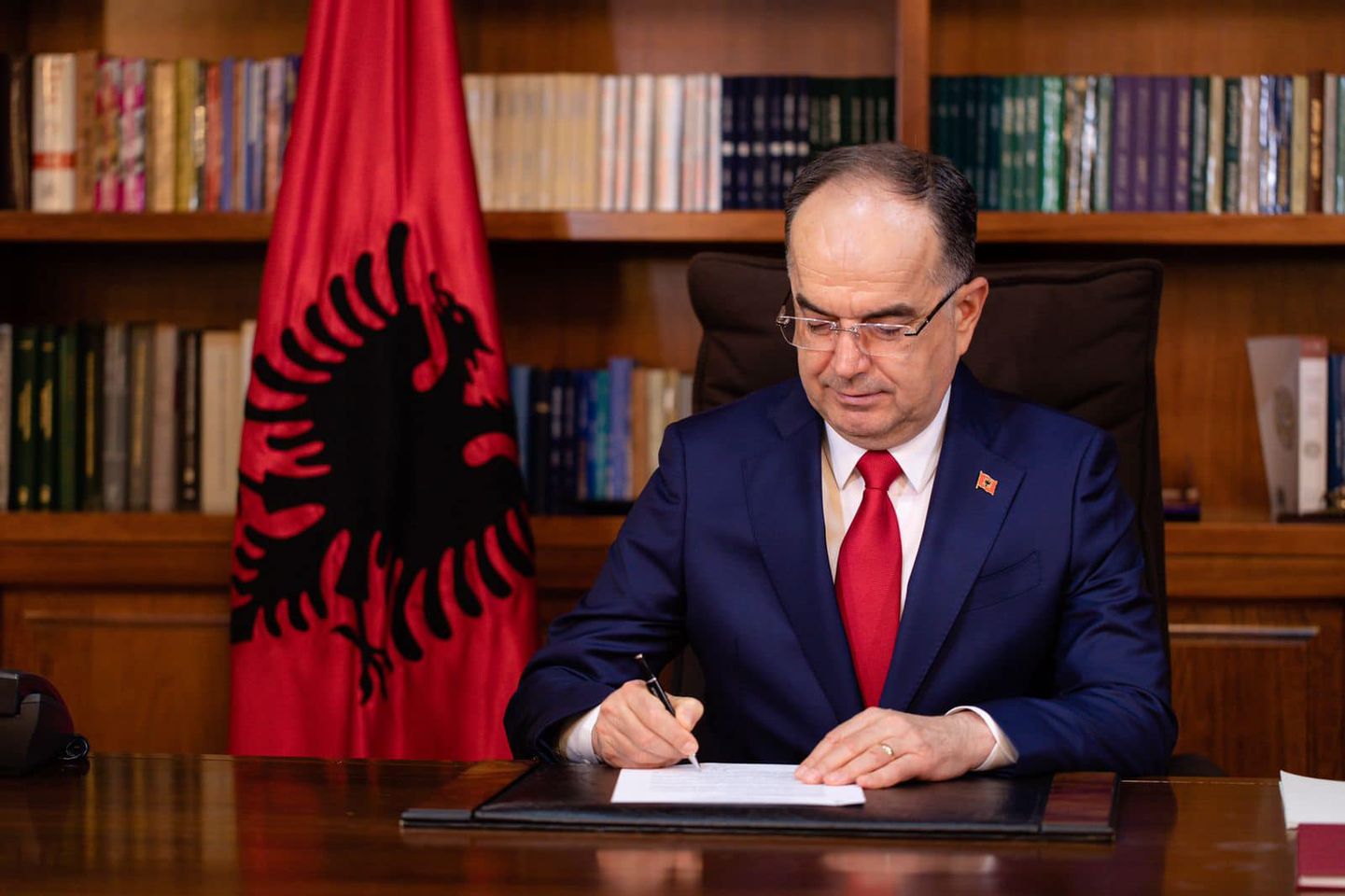 Presidenti Begaj uron Ditën e Çlirimit  Lavdi e përjetshme dëshmorëve të lirisë