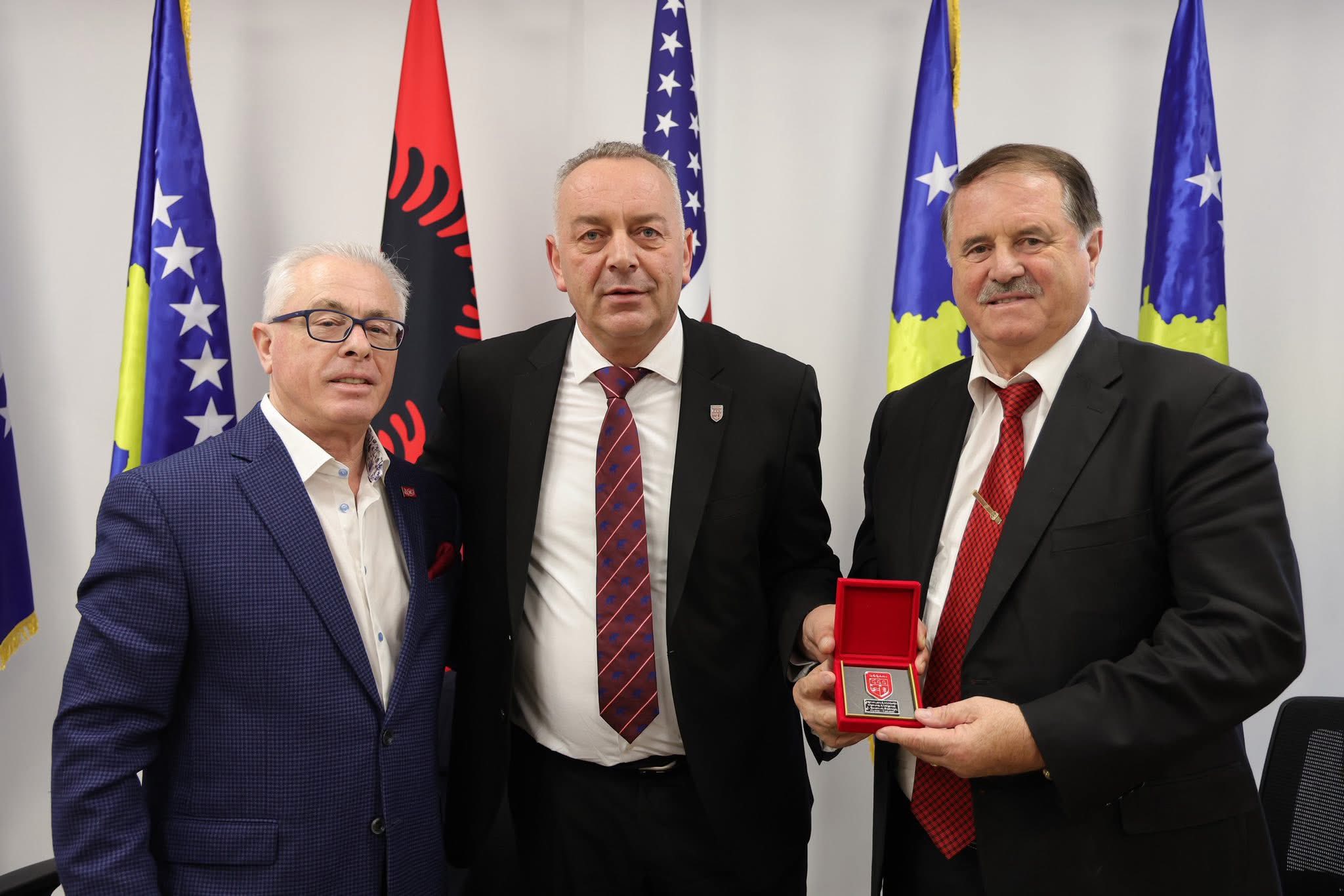 Kryetari Bashkim Ramosaj  ka pritur në takim afaristët e suksesshëm në komunitetin shqiptar në SHBA  Harry Bajraktari dhe Rrustem Gecaj 