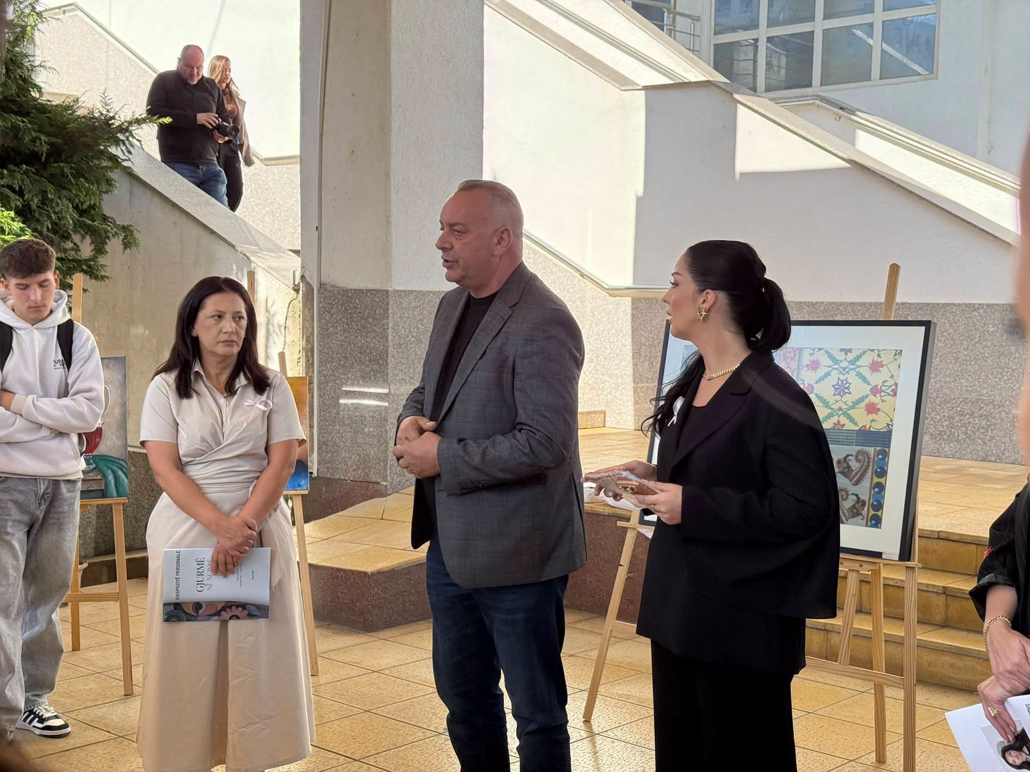 U hap ekspozita  Gjurmë në ngjyrë  të artistes Brikena Ahmataj Tahiraj 
