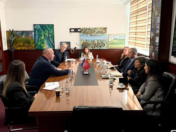 Kryetari Ramosaj priti në takim përfaqësues të projektit DEMOS dhe partnerë ndërkombëtarë