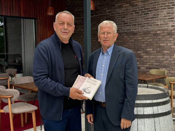 Shefqet Dibrani  i dhuroi Komunës së Deçanit një kontingjent librash  pjesë e veprimtarisë së tij letrare dhe krijuese