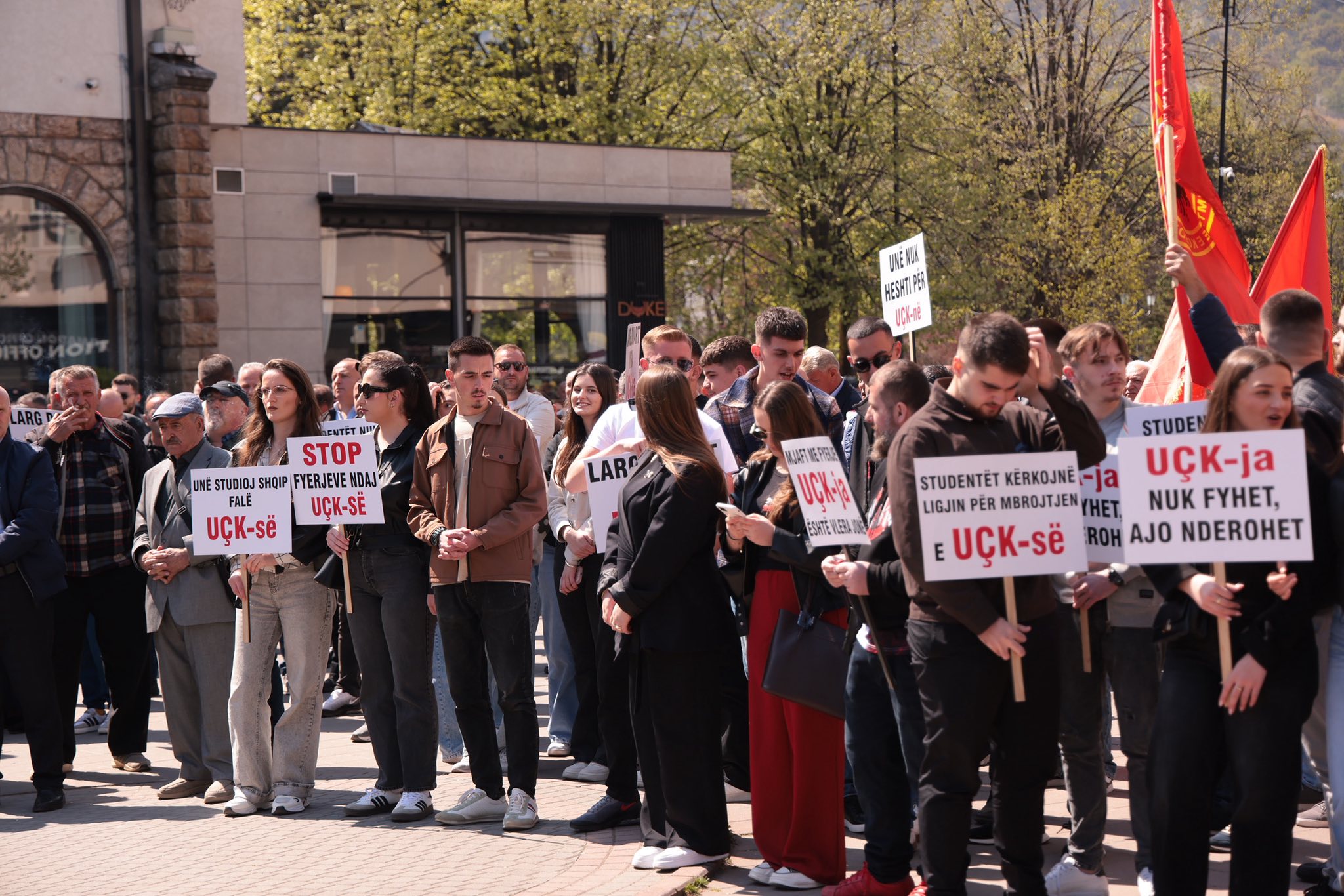 Protesta në Pejë ekspozon përçarjet  studentët ngrihen kundër  shtrembërimit  të luftës dhe gjuhës ndaj Ramush Haradinaj