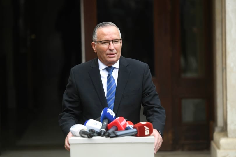 Bedri Hamza kritikon VV në  Po abuzohet me pozitën e kryesuesit
