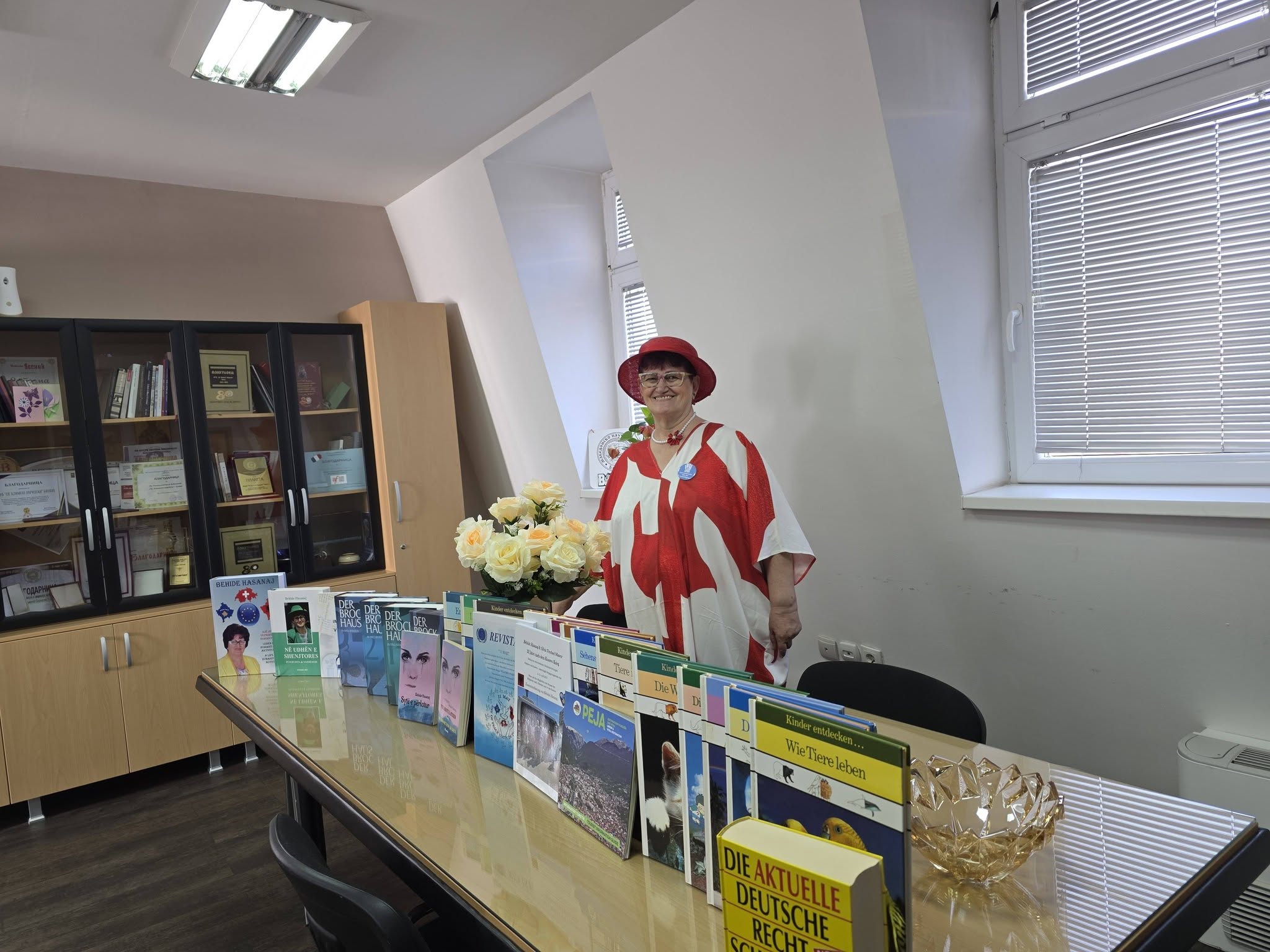 Behide Hasanaj  KUR LIBRI BËHET URË MES ZEMRAVE   NJË DONACION FISNIK NGA ZNJ  HUMANISTJA BEHIDE HASANAJ