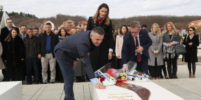 Bekim Jashari: Babush, jetoj e punoj me mësimet tua, në shërbim të vendit që aq shumë e deshte