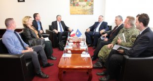 Ministri i FSK-së, Rrustem Berisha prit në takim zyrtar ambasadorin e Francës, Didier Chabert