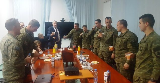 Ministri Rrustem Berisha në ndërrimin e moteve viziton ushtarët e FSK-së në detyrë në “Adem Jashari”