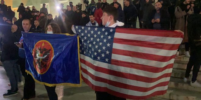 Asnjë politikan apo veprimtar nga Kosova, përveç një ish deputeteje të LDK-së, nuk mori pjesë në mitingun e Sali Berishës