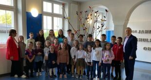 Nxënësit e vatrës sonë arsimore “Shkollës Shqipe” së bashku me mësuesen Leonora Zoto dhe koordinatorin e kësaj vatre në Zvicër Dr. Vaxhid Sejdiun