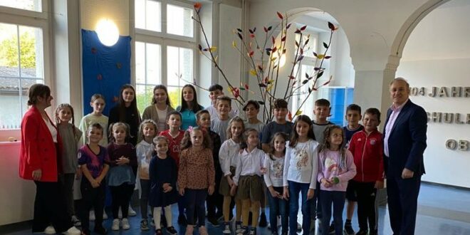 Nxënësit e vatrës sonë arsimore “Shkollës Shqipe” së bashku me mësuesen Leonora Zoto dhe koordinatorin e kësaj vatre në Zvicër Dr. Vaxhid Sejdiun