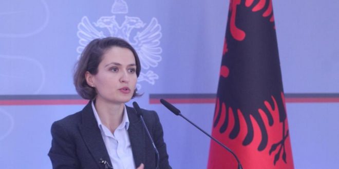 Besa Shahini: Problemi kryesor i Kosovës nuk është korrupsioni sikur thotë, Vjosa Osamni, por mosnjohja e Kosovës nga BE-ja