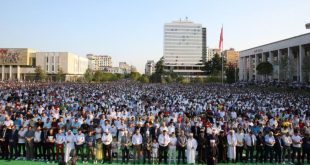 Me mesazhe paqeje e harmonie për njëri-tjetrin është falur namazi i Kurban Bajramit, në sheshin “Skëndërbej” në Tiranë