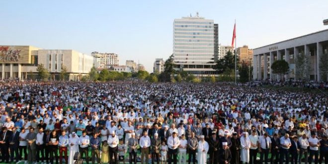 Me mesazhe paqeje e harmonie për njëri-tjetrin është falur namazi i Kurban Bajramit, në sheshin “Skëndërbej” në Tiranë