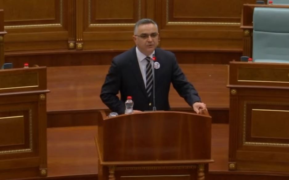 Besnik Tahiri shpërthen në Kuvend   A jemi vendi më i pasur në Evropë që s po veprojmë për çmimin e naftës  