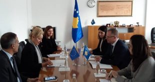 Fotoja e kryetarit të Kosovës, Hashim Thaçi, është larguar edhe nga zyra e ministrit të Financave, Besnik Bislimi