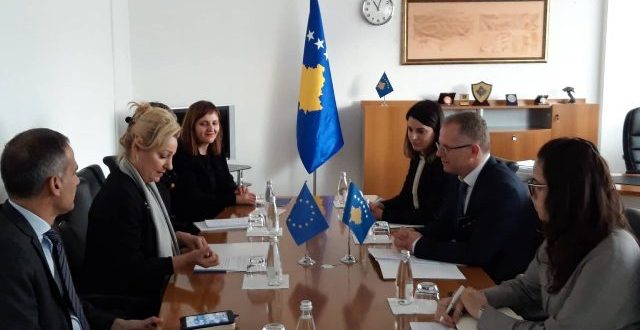 Fotoja e kryetarit të Kosovës, Hashim Thaçi, është larguar edhe nga zyra e ministrit të Financave, Besnik Bislimi