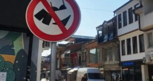 Komuna e Strugës, për të ruajtur moralin publik, ka ndaluar shëtitjen me rroba banjoje në shëtitoren qendrore