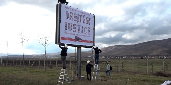 Përurohet billbordi me pamje të obeliskut për 1432 fëmijët martirë të Kosovës, të vrarë masakruar nga Serbia