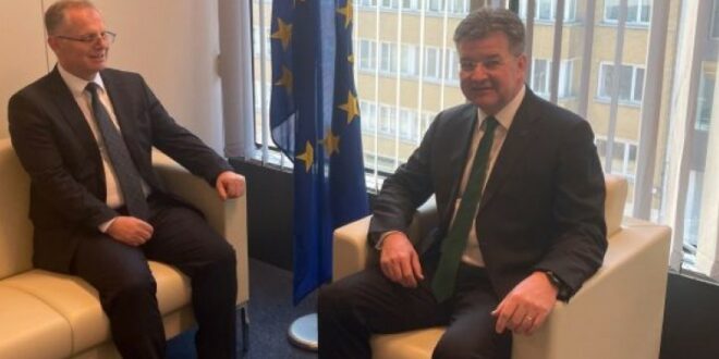 Zëvendës-kryeministri, Besnik Bislimi, zhvilloi takim me emisarin e BE-së për dialogun Kosovë-Serbi, Miroslav Lajçak