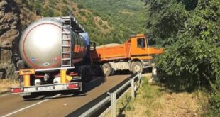 Serbët në veri të Kosovës kanë bllokuar me kamionë rrugën magjistrale në afërsi të pikë kalimit kufitar të Jarinjës