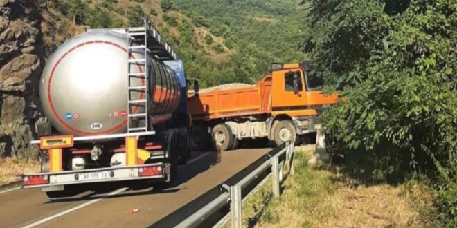 Serbët në veri të Kosovës kanë bllokuar me kamionë rrugën magjistrale në afërsi të pikë kalimit kufitar të Jarinjës