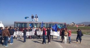 Qytetarët e Kosovës bllokojnë disa rrugë në vend për të mos lejuar hyrjen e zyrtarëve nga Serbia për fushatë zgjedhore