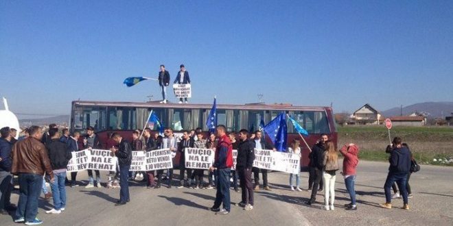Qytetarët e Kosovës bllokojnë disa rrugë në vend për të mos lejuar hyrjen e zyrtarëve nga Serbia për fushatë zgjedhore