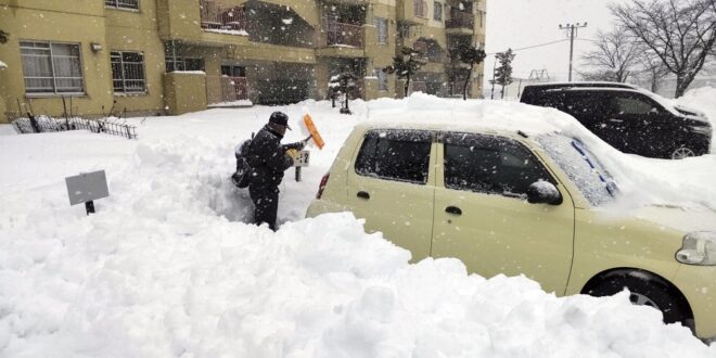 Reshjet e dëborës në disa zona të Japonisë u kanë marrë jetën 17 njerëzve dhe janë lënduar më shumë se 90
